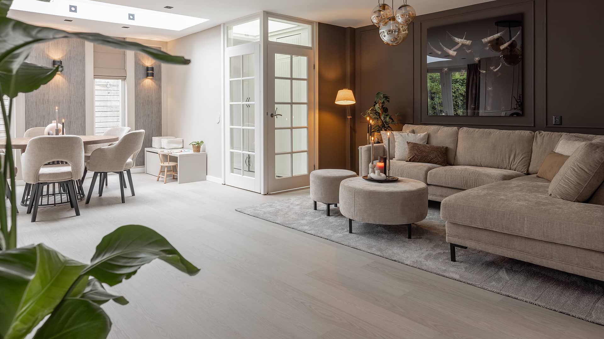 Quick-Step in De Grote Huisverbouwing - beige pvc-vloer in woonkamer